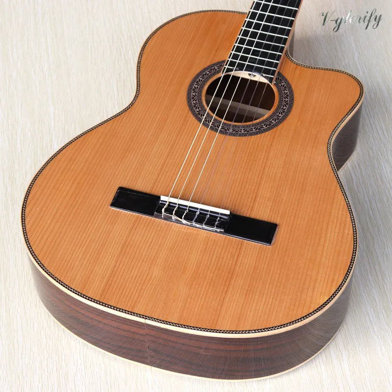 Culoare naturala secțiune de design clasic chitara 39 inch cu finisaj lucios cu 6 corzi de chitară clasică cu EQ funcția tuner