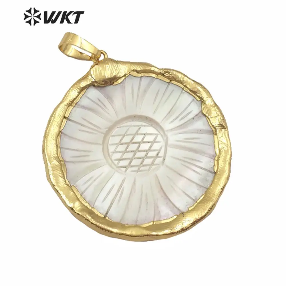 WT-JP154 en-gros de forma rotunda naturala shell Pandantiv floarea-soarelui sculptură cu ramă de aur Conector circular femei Bijuterii