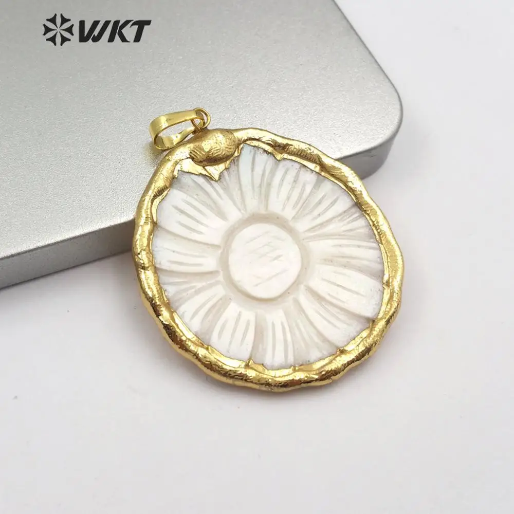 WT-JP154 en-gros de forma rotunda naturala shell Pandantiv floarea-soarelui sculptură cu ramă de aur Conector circular femei Bijuterii